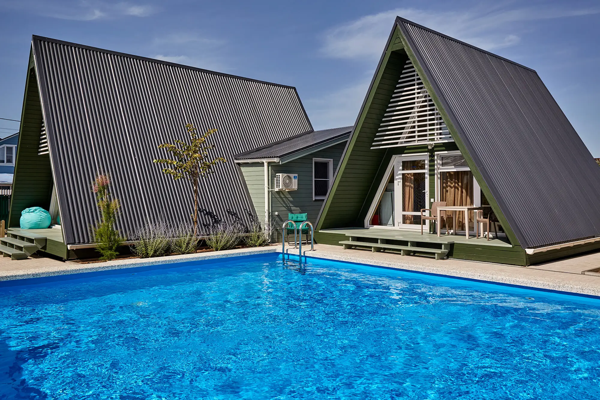 Фоновое изображение A-frame домиков у Азовского моря